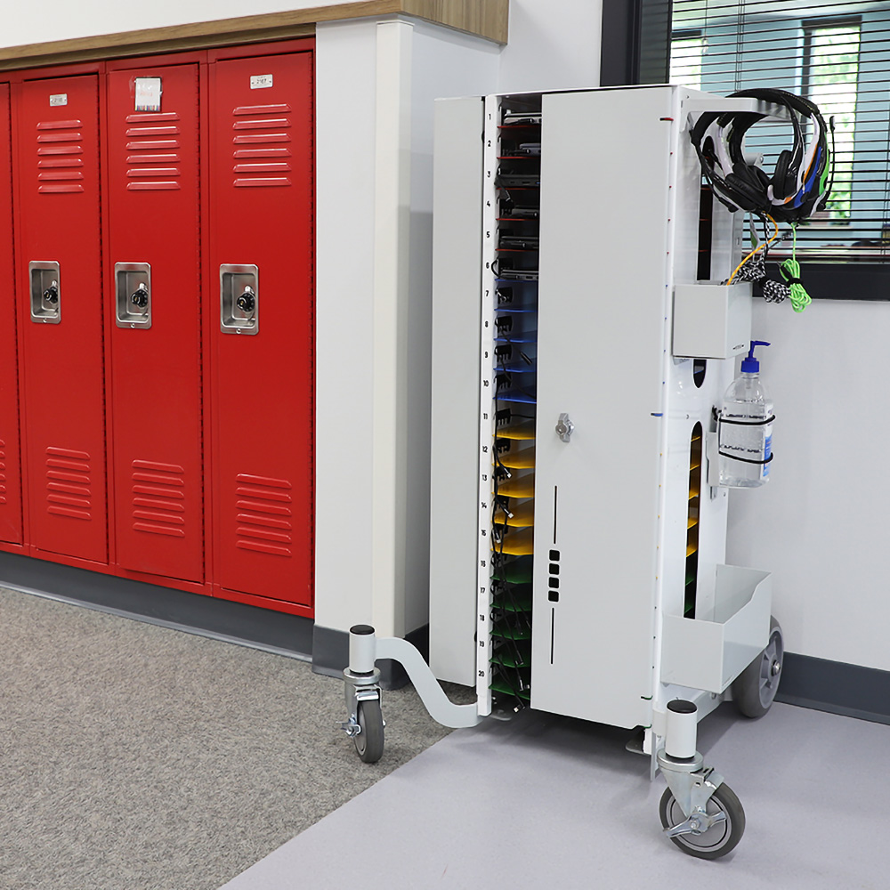 PowerGistics Flex20 on Roller next to lockers in school